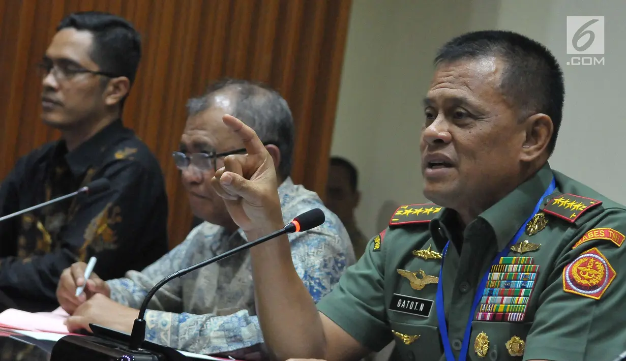 Panglima TNI Jenderal TNI Gatot Nurmantyo memberi keterangan kasus dugaan pembelian helikopter AW 101, Jakarta, Jumat (26/5). POM TNI menetapkan tiga tersangka yaitu Marsma TNI Fachri Adamy, Letkol (Adm) WW dan Pelda SS. (Liputan6.com/Helmi Afandi)