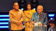  Emil Salim (kanan) saat hadir di Penghargaan Achmad Bakrie XII digelar di XXI Ballroom Djakarta Theatre, Jakarta, Rabu (10/12/2014). (Liputan6.com/Panji Diksana)