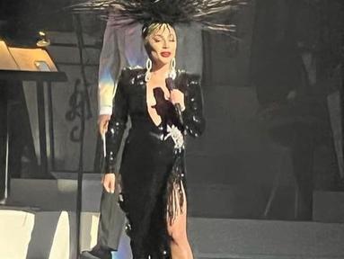 Ini bukan kali pertama Lady Gaga mengenakan aksesoris buatan Rinaldy Yunardi. Ia memilih aksesoris kepala berwarna hitam. (Foto: Instagram/@rinaldyyunardi)