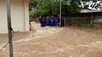 Upaya petugas menutup tanggul Kali Sunter yang jebol di Cipinang Indah, Jakarta Timur, Selasa (21/2/2017). (Liputan6.com/Devira Prastiwi)