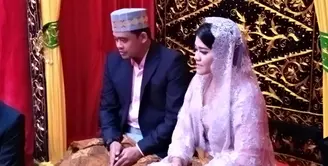 Putri Presiden Joko Widodo, Kahiyang Ayu resmi menyandang marga Siregar. Untuk menyempurnakan pernikahannya dengan Bobby Nasution, Kahiyang resmi menjadi Kahiyang Ayu Siregar. (Deki Prayoga/Bintang.com)