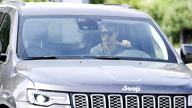Gelandang Juventus, Aaron Ramsey, tiba di Pusat Latihan Juventus, Turin, Selasa (5/5/2020). Juventus mengumumkan akan kembali menggelar latihan pekan ini. (AP/Fabio Ferrari)