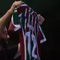 Marcelo menunjukkan baju dan nomor punggung yang akan ia gunakan saat perkenalan pemain baru Fluminense di Stadion Maracana, Rio de Janeiro, Brasil, Sabtu (11/03/2023) WIB. Mantan pemain Real Madrid tersebut bergabung hingga Desember 2024. (AFP/Carl De Souza)