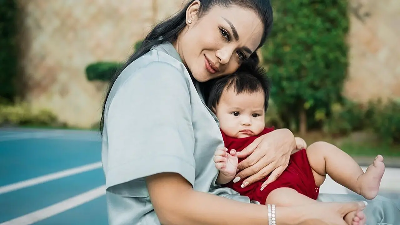 Temani Berjemur, Ini 7 Momen Seru Krisdayanti saat Momong Cucu