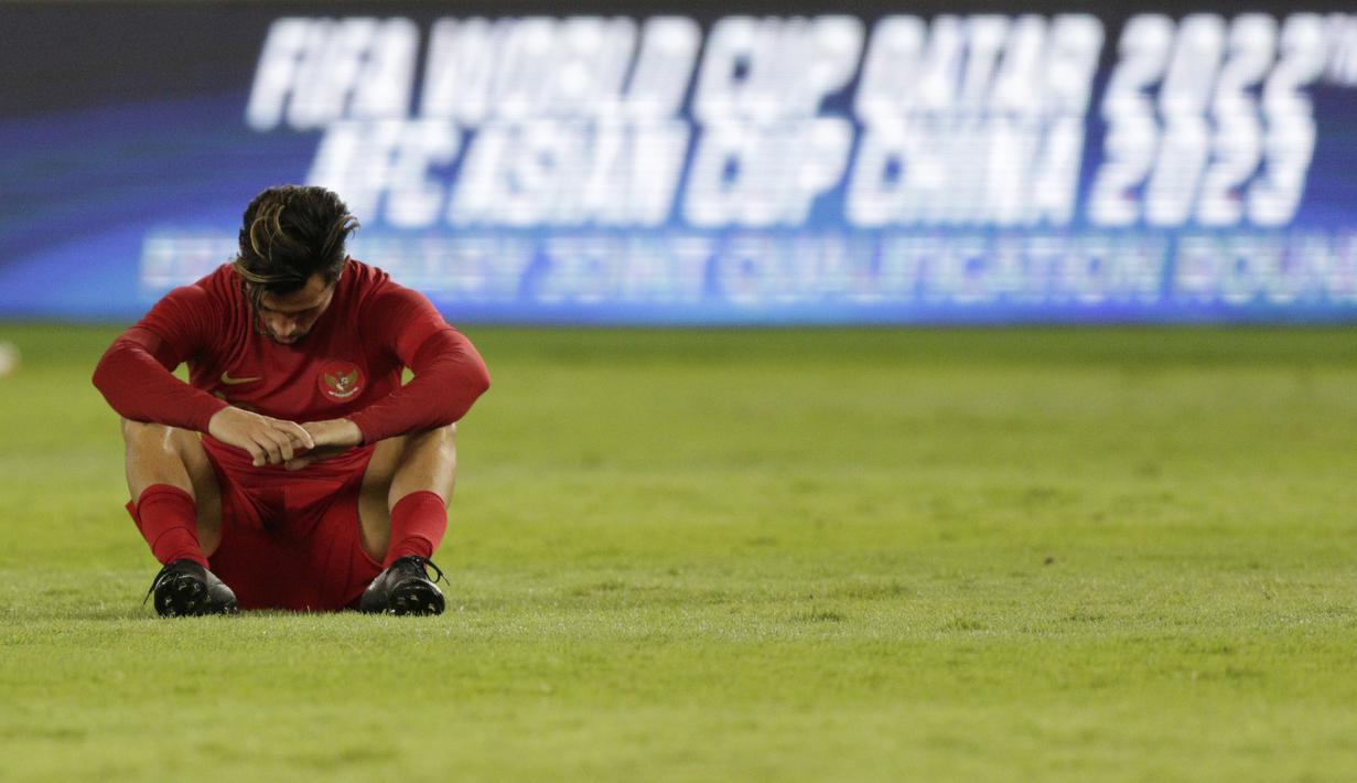 Gelandang Timnas Indonesia, Stefano Lilipaly, tampak lesu usai ditaklukkan Thailand pada laga kualifikasi Piala Dunia 2022 di SUGBK, Jakarta, Selasa (10/9). Indonesia takluk 0-3 dari Thailand. (Bola.com/M Iqbal Ichsan)