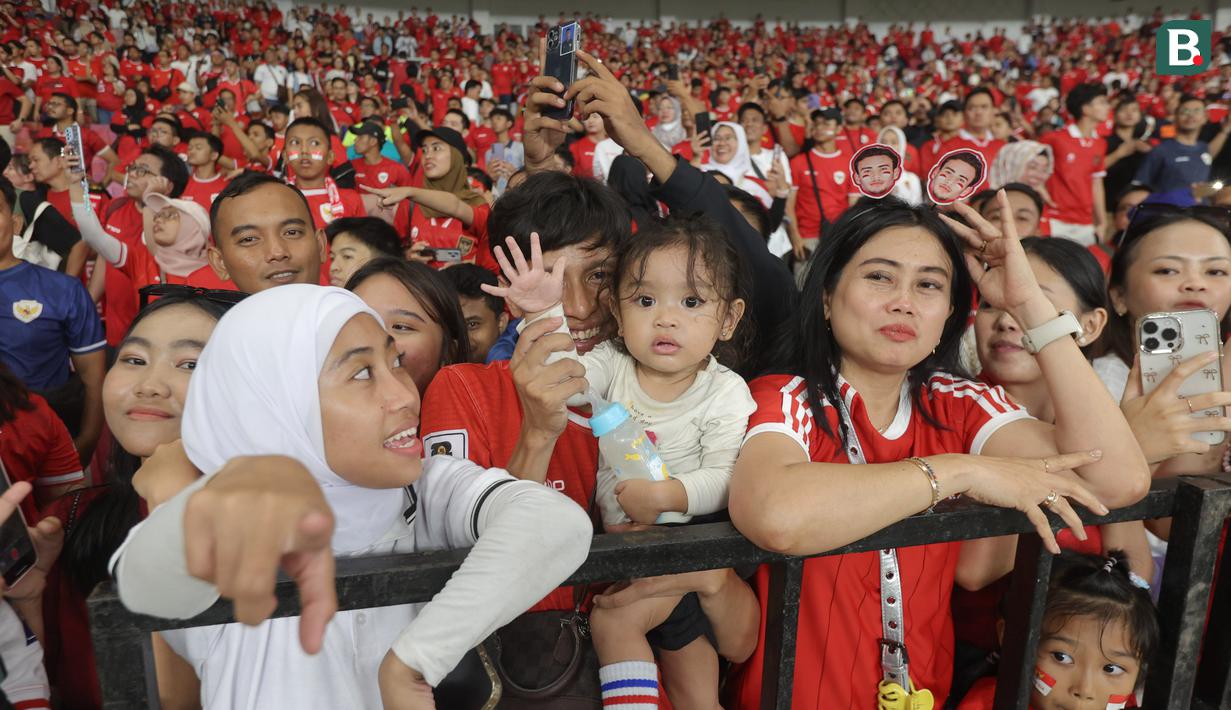 Suporter cilik saat menyaksikan secara langsung pertandingan Timnas Indonesia vs Jepang pada laga Grup C putaran ketiga Kualifikasi Piala Dunia 2026 Zona Asia di Stadion Utama Gelora Bung Karno, Jakarta, Jumat (15/11/2024). (Bola.com.M Iqbal Ichsan)