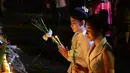 Dua wanita laos berdoa di depan Stupa That Luang di Vientiane, Laos, pada 3 November 2017. Vientiane secara bertahap tumbuh menjadi kota yang makmur. (Xinhua/Alan Liu)