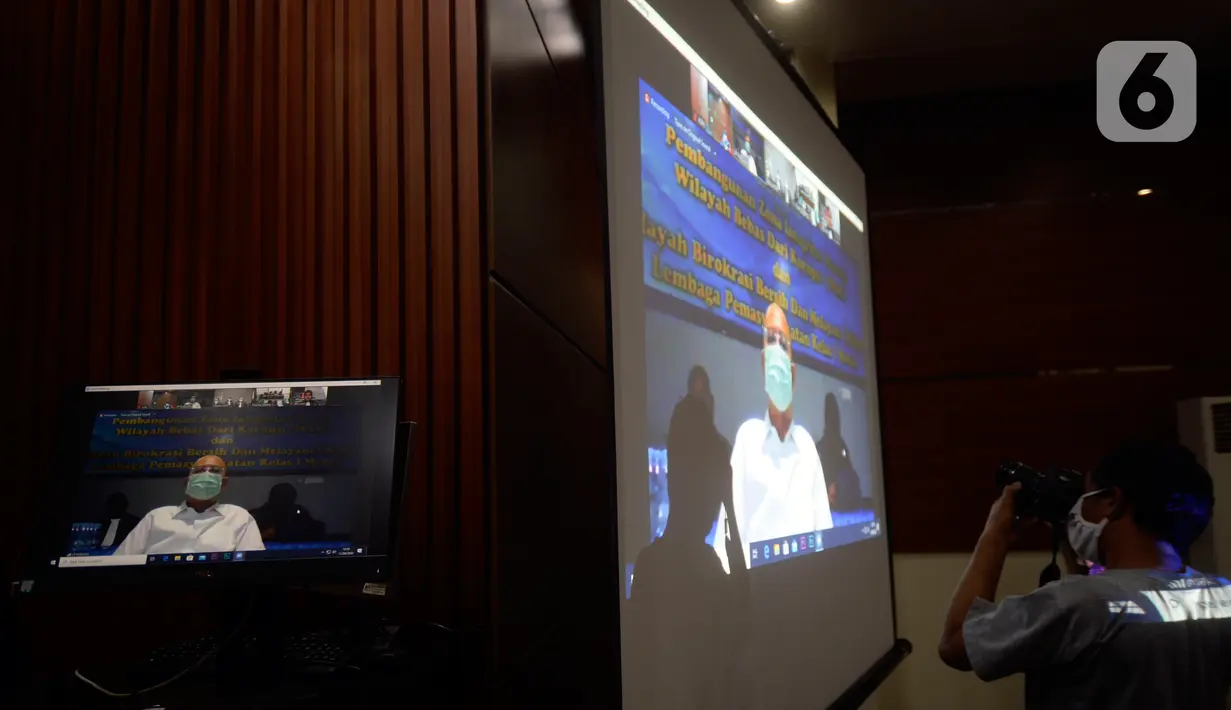 Wali Kota Medan nonaktif, Tengku Dzulmi Eldin mendengarkan Majelis Hakim membacakan vonis dalam sidang melalui video conference di Gedung KPK, Jakarta, Kamis (11/6/2020). Dzulmi Eldin terlibat dalam kasus dugaan menerima suap proyek dan jabatan pada Pemkot Medan tahun 2019. (merdeka.com/Dwi Narwoko)