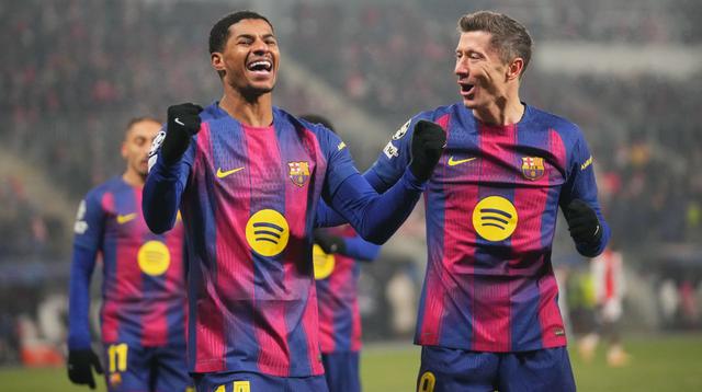 Pemain Barcelona, Robert Lewandowski dan Marcus Rashford, melakukan selebrasi setelah mencetak gol ke gawang Slavia Prague dalam laga matchday ketujuh Liga Champions 2025/2026 di Fortuna Arena, Republik Ceska, Kamis (22/1/2026) dini hari WIB. (AP Photo/Petr David Josek)