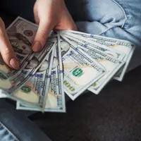 Ilustrasi orang yang paham tentang literasi keuangan. (Foto: Unsplash/Alexander Mils)