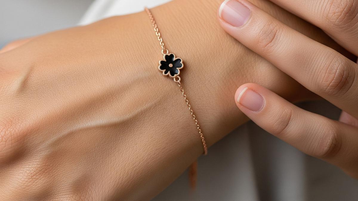 Gelang Rantai Tipis Bisa Bikin Tangan Mungilmu Tampak Lebih Panjang dan Anggun, ini Triknya