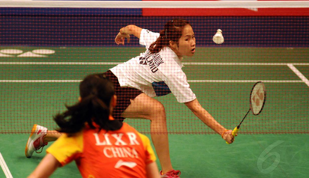 Pebulutangkis putri Thailand, Ratchanok Intanon (menghadap lensa) dipaksa mengakui ketangguhan Li Xuerui (Tiongkok), dua set langsung 13-21, 13-21, di  final Indonesia Open 2014, (22/6/2014). (Liputan6.com/Helmi Fithriansyah)