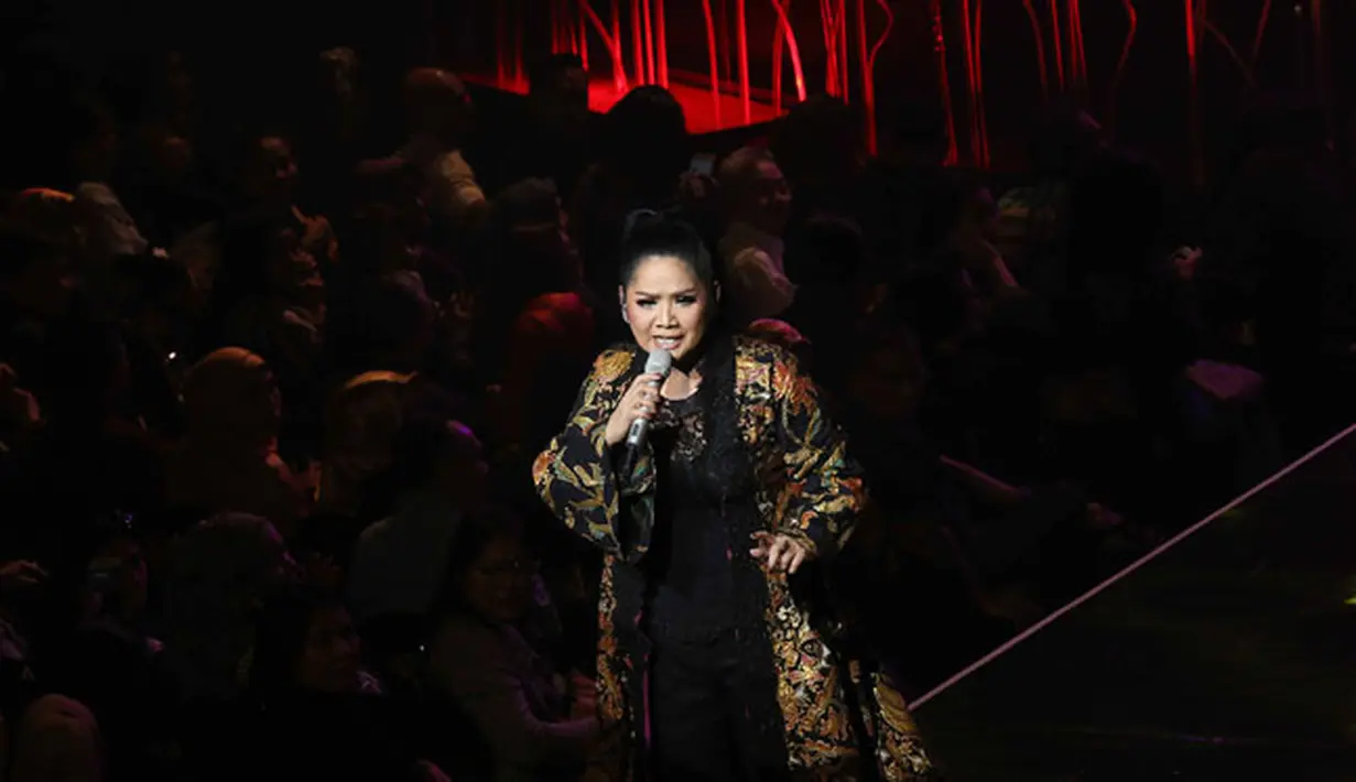 Dalam konsernya Vina Panduwinata ini Addie MS didaulat menjadi seorang komposer yang mengiringi belasan lagu yang dinyanyikan Vina pada malam itu. (Nurwahyunan/Bintang.com)