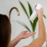 Rambut terasa cepat lepek meski sudah keramas setiap hari? Bisa jadi ada tumpukan residu dari produk perawatan rambut yang menempel di kulit kepala. (foto/dok: freepik)