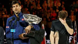Ekspresi Novak Djokovic kontras dengan kesedihan Andy Murray yang kalah dalam final tunggal putra tenis Australia Terbuka 2016 di Melbourne Park, Australia, Minggu (31/1/2016). (Reuters/Tyrone Siu) 
