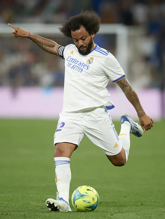 <p>Bek Real Madrid, Marcelo berusaha mengumpan bola saat bertanding melawan Real Betis pada pertandingan laga terakhir La Liga Spanyol di stadion Santiago Bernabeu di Madrid, Spanyol, Sabtu (21/5/2022). Real Madrid menutup laga La Liga Spanyol musim ini dengan hasil imbang 0-0 melawan Real Betis. (AP Photo/Jose Breton)</p>