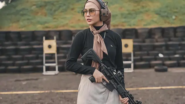 Dara Arafah Latihan Menembak Ini Gayanya Sporty Banget, Kece