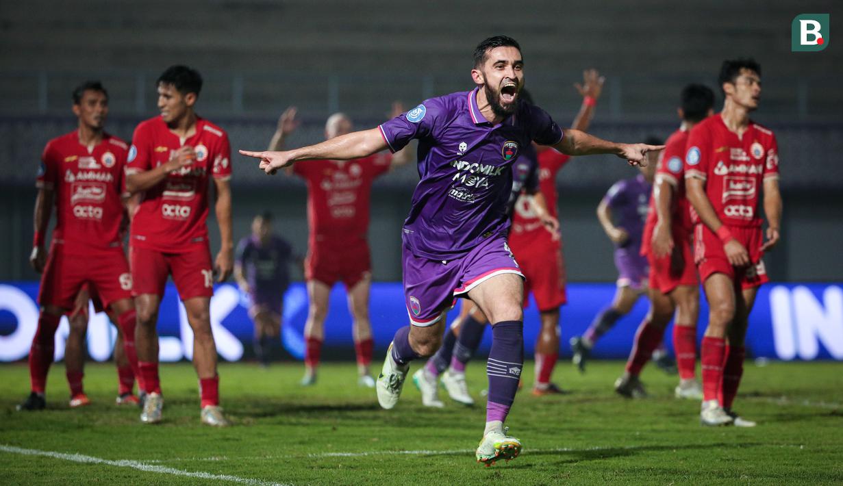 Pemain Persita Tangerang, Javlon Guseynov (tengah) melakukan selebrasi setelah mencetak gol kemenangan pada laga lanjutan BRI Liga 1 2022/2023 antara Persita Tangerang melawan Persija Jakarta di Stadion Indomilk Arena, Tangerang, Selasa (28/03/2023). (Bola.com/Bagaskara Lazuardi)