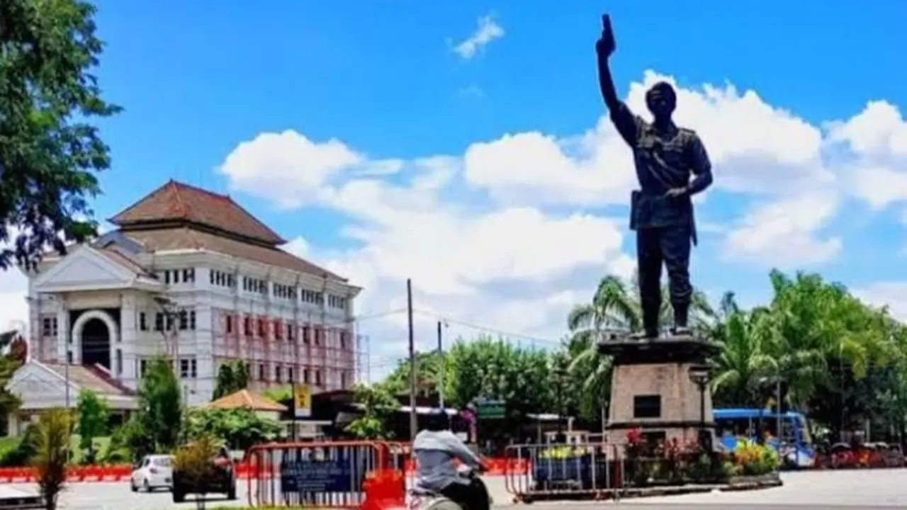Monumen Patung Brigjen Slamet Riyadi berdiri tegak di kawasan Bundaran Gladag. (Istimewa)