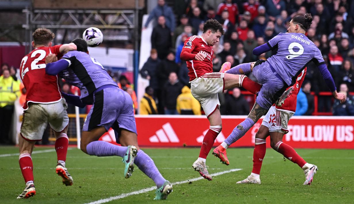 Pemain Liverpool, Darwin Nunez, mencetak gol ke gawang Nottingham Forest pada laga pekan ke-27 Premier League 2023/2024 di City Ground, Sabtu (2/3/2024). Liverpool menang dengan skor tipis 1-0. (AFP/Paul Ellis)
