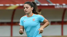 Gelandang Belanda Danielle van der Donk saat mengikuti sesi latihan jelang semifinal UEFA Women Euro 2012 melawan Inggris di Enschede (2/8). Pesepak bola wanita 25 tahun ini merupakan pemain klub Arsenal. (AFP Photo/John Thys)