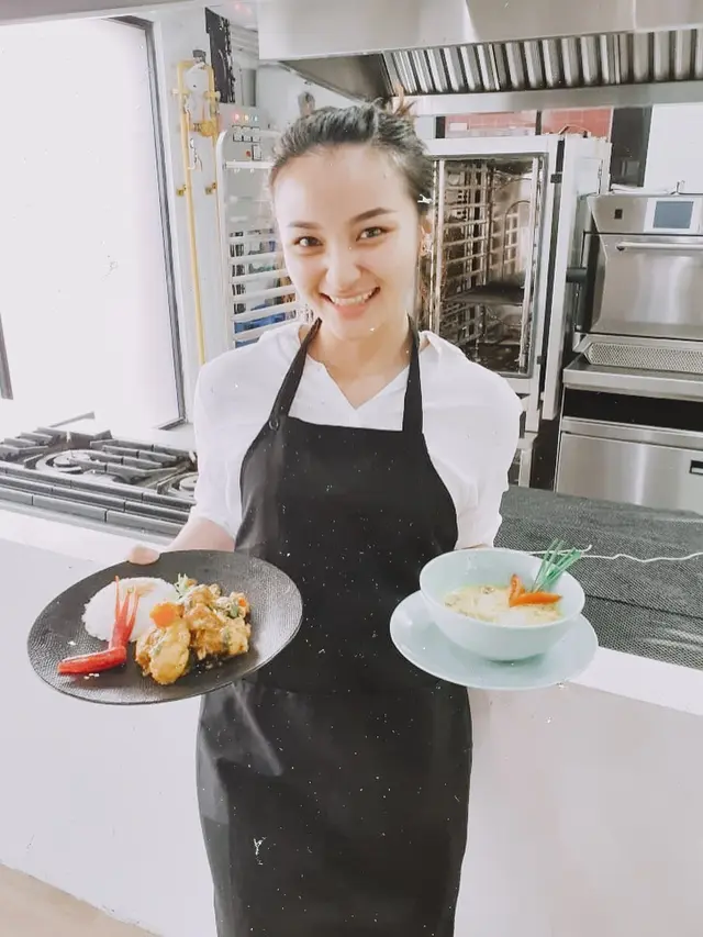 6 Potret Terbaru Revina VT, Selebgram Mantan Kekasih Young Lex
