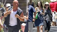 Dalam adegan tersebut, Dom (Vin Diesel) melindungi sang adik, Mia (Jordan Brewster) dari sebuah ledakan.