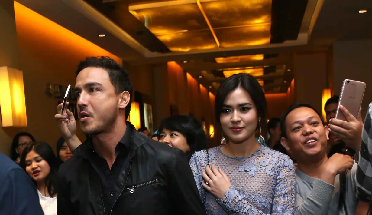 Hubungan Hamish Daud dan Raisa memang sudah lama tercium publik, meskipun keduanya berusaha untuk merahasiakan. Belakangan, Raisa mulai membuka diri dengan mengunggah foto mesranya dengan Hamish. (Nurwahyunan/Bintang.com)