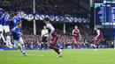 Pemain Aston Villa Douglas Luiz melakukan tendangan bebas saat melawan Everton pada pertandingan sepak bola Liga Inggris di Stadion Goodison Park, Liverpool, Inggris, 22 Januari 2022. Aston Villa menang dengan skor 1-0. (AP Photo/Jon Super)