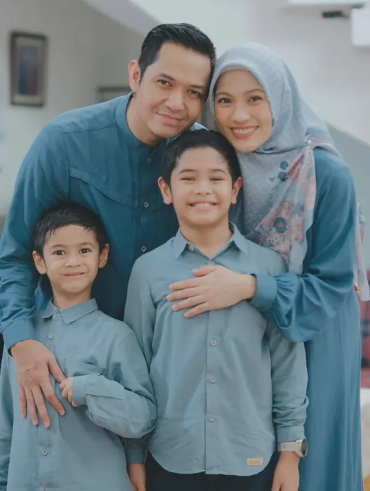 Dalam unggahan di media sosial, kedua putranya juga tampak menyambut kehadiran sang adik. Rendra dan Malik bahkan terlihat bahagia melihat Baby Lia. (Liputan6.com/IG/@ichasoebandono)