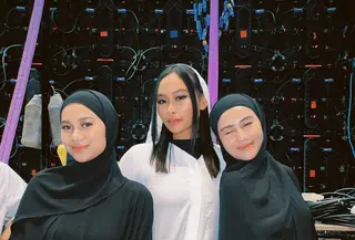 Ide outfit bukber pakai warna hitam dari duo Azizah Salsha dan Aaliyah Massaid. Keduanya tampil kompak mengenakan gamis dan hijab berwarna hitam polos. [Foto: Instagram/sarahtumiwa]