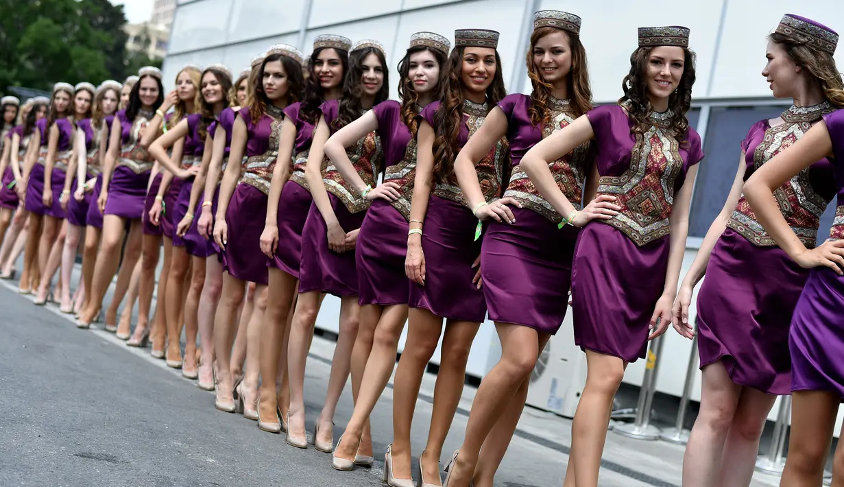 Gadis Grid atau Grid Girls berpose di Sirkuit Kota Baku, jelang Grand Prix Formula 1 Eropa (19/6/2016). Liberty Media selaku pemilik F1 akan menghapus keberadaan Grid Girls. (AFP FOTO / Andrej Isakovic)
