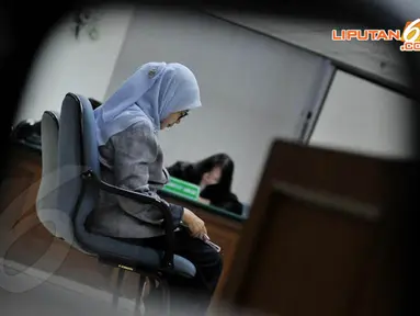 [FOTO] Divonis 4 Tahun, Chairunnisa Tertunduk & Menangis