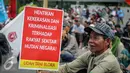 Massa yang tergabung dalam Front Perjuangan Rakyat melakukan aksi di depan Istana Merdeka, Jakarta, Senin (26/9). Mereka meminta kepada pemerintah untuk menghapuskan monopoli dan perampasan tanah oleh borjuasi besar. (Liputan6.com/Faizal Fanani)
