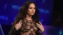 Penyanyi cantik Demi Lovato berpose setibanya pada ajang penghargaan MTV Video Music Awards (VMA)  2017 di California, Minggu (27/8). Demi Lovato menambahkan berlian dan anting-anting sebagai pelengkap penampilannya. (Jordan Strauss/Invision/AP)