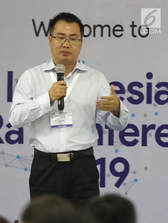 Vice President RisingHF Leo Xie saat menjadi pembicara dalam Indonesia Long Range Conference (IDLoRaCon) 2019 di Function Hall Emtek City, Jakarta, Rabu (14/8/2019). IDLoRaCon 2019 membahas bagaimana sistem Internet of Things (IoT) bekerja. (Liputan6.com/Herman Zakharia)