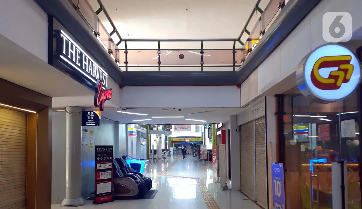 Suasana pertokoan dekat ruang tunggu keberangkatan Stasiun Gambir, Jakarta, Jumat (27/3/2020). PT Kereta Api Indonesia (Persero) membatalkan sejumlah jadwal perjalanan menyusul meluasnya penyebaran virus corona, pembatalan itu dilakukan mulai 26 Maret 2020. (Liputan6.com/Helmi Fithriansyah)