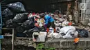 Barang-barang bekas tersebut nantinya dijual per kilo kepda pengul dan menjadi barang yang bernilai ekonomis. (Liputan6.com/Angga Yuniar)