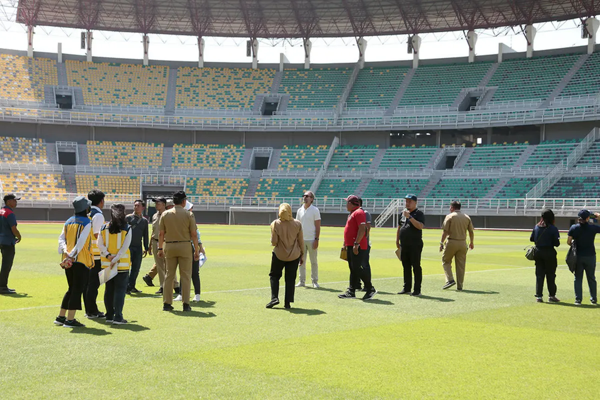 Perwakilan FIFA saat meninjau GBT Surabaya. (Istimewa)