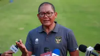 Kepala Badan Tim Nasional (BTN), Sumardji memberikan keterangan di depan wartawan saat latihan perdana Timnas Indonesia U-23 untuk Piala AFF U-23 di Lapangan A, Senayan, Jakarta, Kamis (10/08/2023). (Bola.com/Bagaskara Lazuardi)