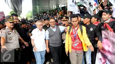 Sejumlah masyarkat sipil melepas mantan Wakil Ketua KPK Bambang Widjojanto di gedung KPK, Jakarta (18/12). BW telah habis masa jabatannya seiring dipilihnya pimpinan baru KPK periode 2015-2019. (Liputan6.com/Helmi Afandi)