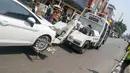 Sebuah mobil berwarna putih diangkut petugas Dishub di kawasan Fatmawati, Jakarta, Selasa (23/9/2014) (Liputan6.com/Faizal Fanani)