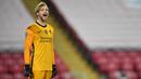 Kiper Liverpool, Caoimhin Kelleher, memberikan arahan kepada rekannya saat melawan Ajax Amsterdam di Stadion Anfield, Rabu (2/12/2020). Kiper ketiga The Reds itu tampil memukau dan membawa Liverpool menang atas Ajax. (AFP/Paul Ellis)