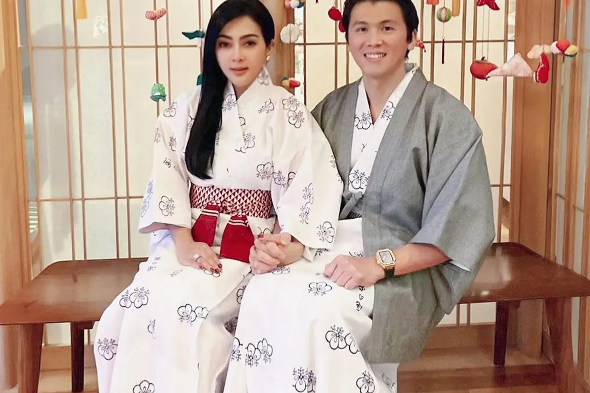 6 Potret Syahrini saat Pakai Kimono, Tampil Memesona