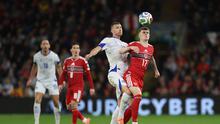 Striker Bosnia and Herzegovina, Edin Dzeko, berduel memperebutkan bola dengan pemain Wales pada playoff Piala Dunia 2026. (Darren Staples / AFP)