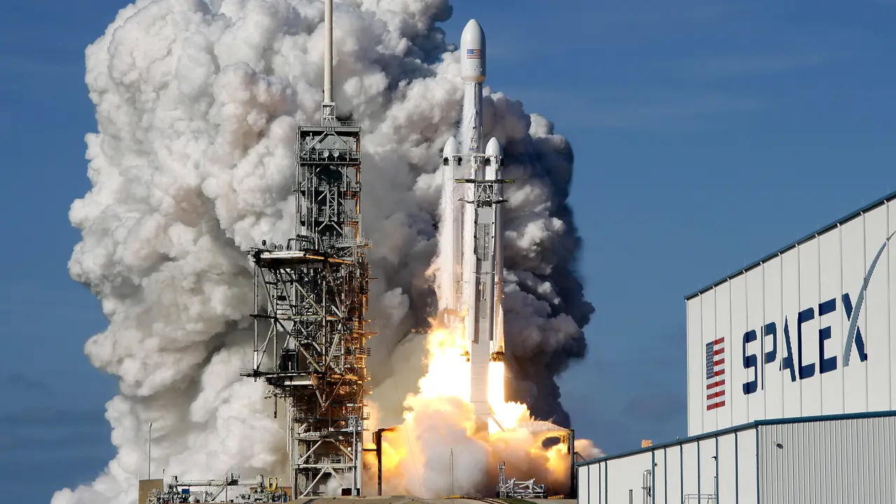 Roket Terkuat di Dunia Milik SpaceX Melesat Menuju Orbit Planet Mars