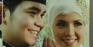 Pasangan Indra Bekti dan Aldila Jelita pertama kali ketemu di Bandara Kuala Lumpur, Malaysia pada 2007. Indra yang meminta nomor telpon, lantas mengirim pesan, pada Dila sesampainya di Jakarta. (Bintang.com/Repro: Nurwahyunan)