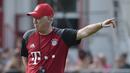 Aksi Carlo Ancelotti pada latihan perdana bersama Bayern Munchen di Stadion klub FC Bayern Munich, Jerman, (11//7/2016). (AFP/Guenter Schiffmann)