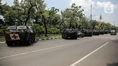 Sejumlah kendaraan alat utama sistem senjata (alutsista) TNI berjajar di kawasan Istana Merdeka, Jakarta, Selasa (4/10/2022). Kegiatan ini dalam rangka HUT ke-77 TNI yang akan berlangsung di Istana Merdeka pada 5 Oktober besok. (Liputan6.com/Faizal Fanani)