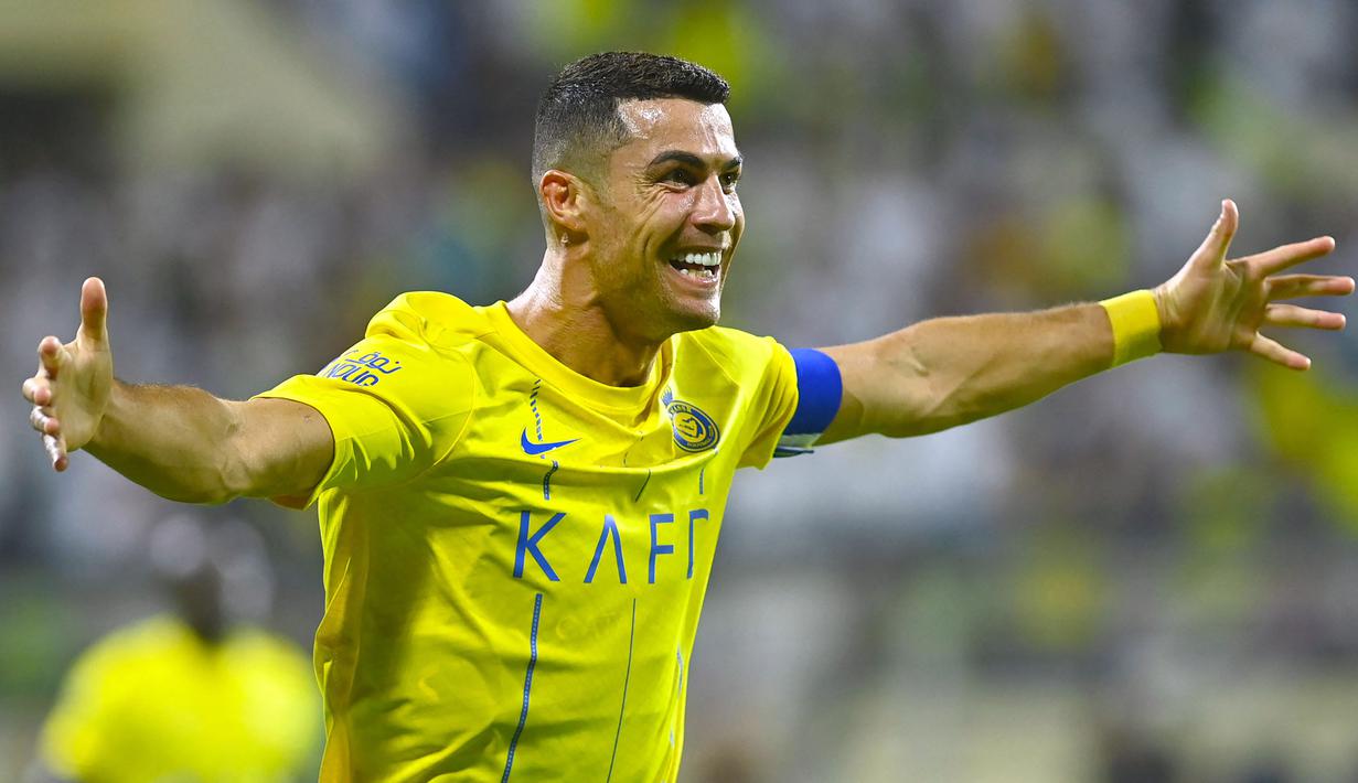 Pemain Al-Nassr, Cristiano Ronaldo melakukan selebrasi setelah mencetak gol ke gawang Al-Fateh pada laga lanjutan Liga Arab Saudi di Prince Abdullah Bin Jalawi Stadium, Al-Hasa, Arab Saudi, 25 Augustus 2023. (AFP/Ali Al-Haji)